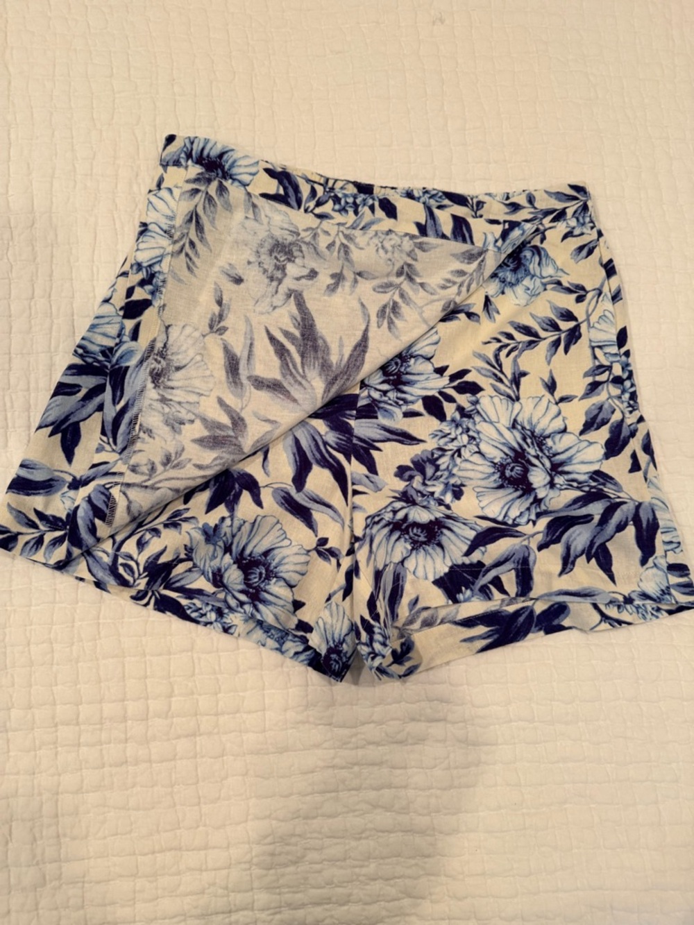 Ellen Tracy Blue Floral Print Cream Skort - Picture 3 of 4